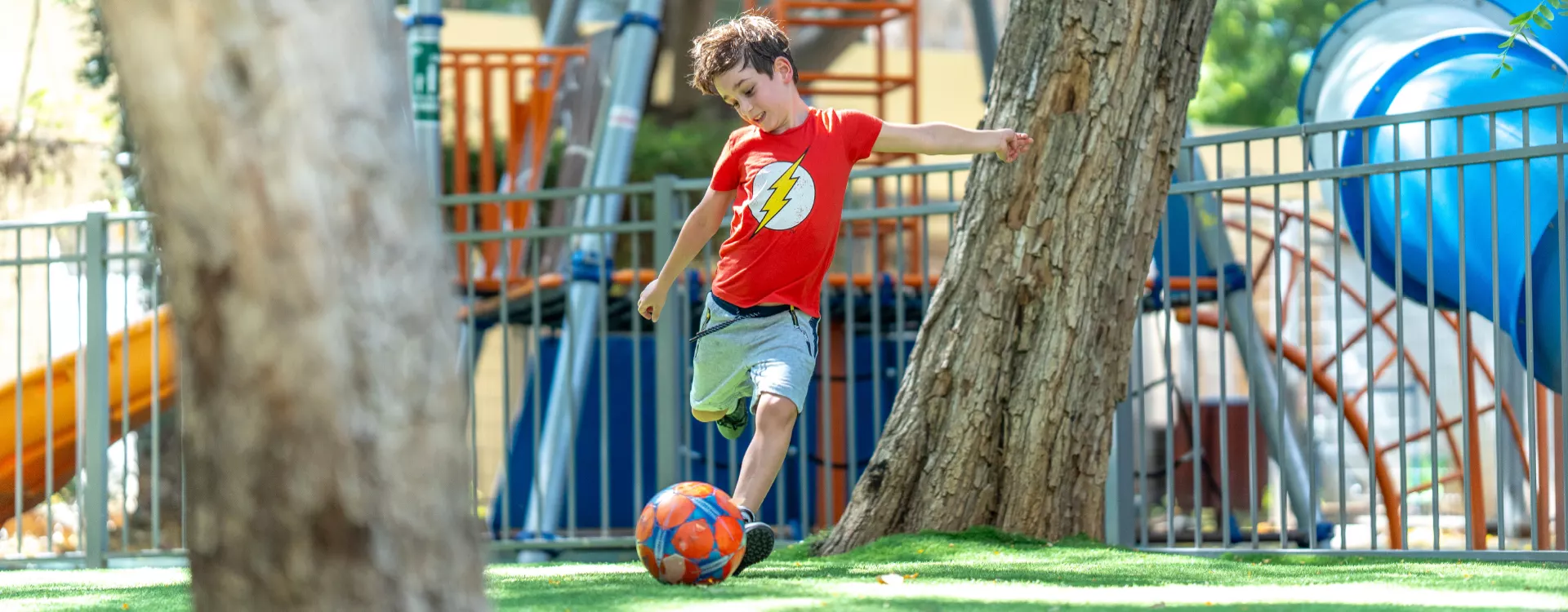 תמונה של ילד משחק כדורגל